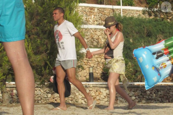 Pepe et sa douce compagne Ana Sofia profitent de leurs vacances le 7 juillet 2012 sur l'île de Minorque avant la naissance de leur premier enfant prévue pour la fin de l'été