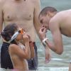 Képler Laveran Lima Ferreira dit Pepe en train d'apprendre à une petite fille à utiliser un tuba le 7 juillet 2012 sur l'île de Minorque
