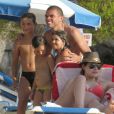  K&eacute;pler Laveran Lima Ferreira dit Pepe prend la pose avec de jeunes fans devant sa compagne Ana Sofia le 7 juillet 2012 sur l'&icirc;le de Minorque avant la naissance de leur premier enfant pr&eacute;vue pour la fin de l'&eacute;t&eacute; 