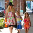 Tori Spelling et ses enfants Stella et Liam dans les rues de Encino, le 11 mai 2014.