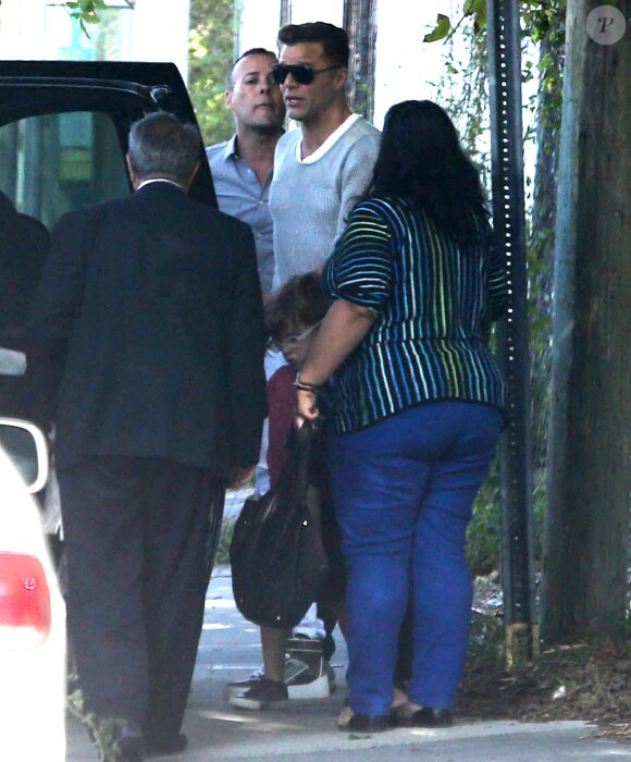Exclusif - Le sexy Ricky Martin va chercher ses fils Matteo et Valentino à l'école à Miami, le 16 mars 2014.