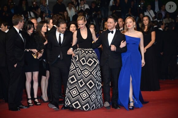 Jessica Chastain, Jess Weixler - bijoux Van Cleef & Arpels -, James McAvoy, Ned Benson à la montée des marches de The Disappearance of Eleanor Rigby, à l'occasion du 67e Festival de Cannes, le 17 mai 2014.