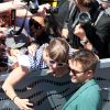 Robert Pattinson signe des autographes à ses fans lors du 67e Festival du film de Cannes, le 18 mai 2014.