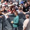 Robert Pattinson signe des autographes à ses fans lors du 67e Festival du film de Cannes, le 18 mai 2014.
