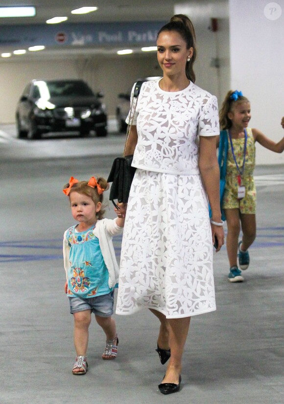 Jessica Alba, son mari Cash Warren et leurs filles Honor et Haven se rendent au Hammer Museum à Westwood, le 18 mai 2014.
