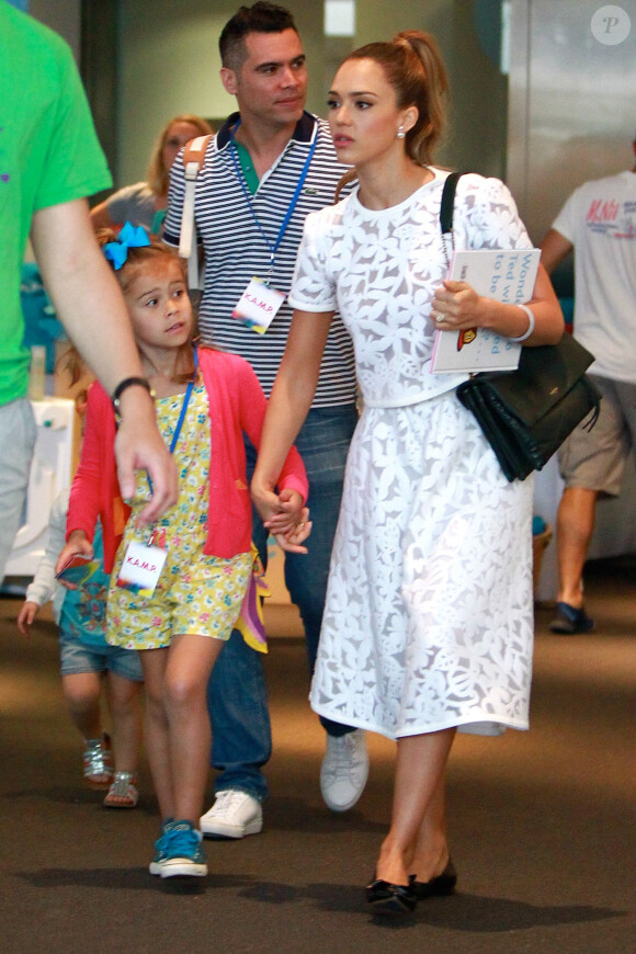 La charmante Jessica Alba, son mari Cash Warren et leurs filles Honor et Haven se rendent au Hammer Museum à Westwood, le 18 mai 2014.