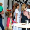 Jessica Alba, maman-poule, son mari Cash Warren et leurs filles Honor et Haven se rendent au Hammer Museum à Westwood, le 18 mai 2014.