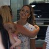 Jessica Alba tout sourire, son mari Cash Warren et leurs filles Honor et Haven se rendent au Hammer Museum à Westwood, le 18 mai 2014.