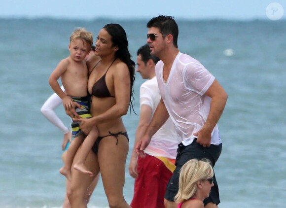 Robin Thicke, sa femme Paula Patton, et leur fils Julian en vacances à Miami, le 28 août 2013. 
