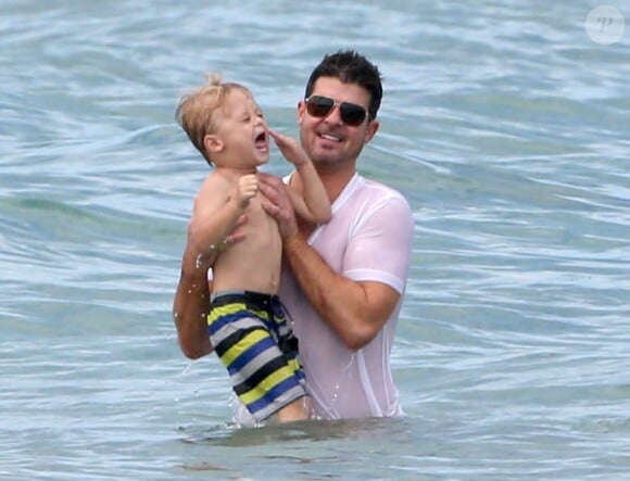 Robin Thicke, sa femme Paula Patton, et leur fils Julian en vacances à Miami, le 28 août 2013. 