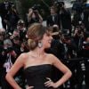 Cheryl Cole, ravissante dans une robe noire Monique Lhuillier (collection automne-hiver 2014), foule le tapis rouge du Palais des Festivals, pour la projection du film Foxcatcher. Cannes, le 19 mai 2014.