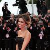 Cheryl Cole, ravissante dans une robe noire Monique Lhuillier (collection automne-hiver 2014), foule le tapis rouge du Palais des Festivals, pour la projection du film Foxcatcher. Cannes, le 19 mai 2014.