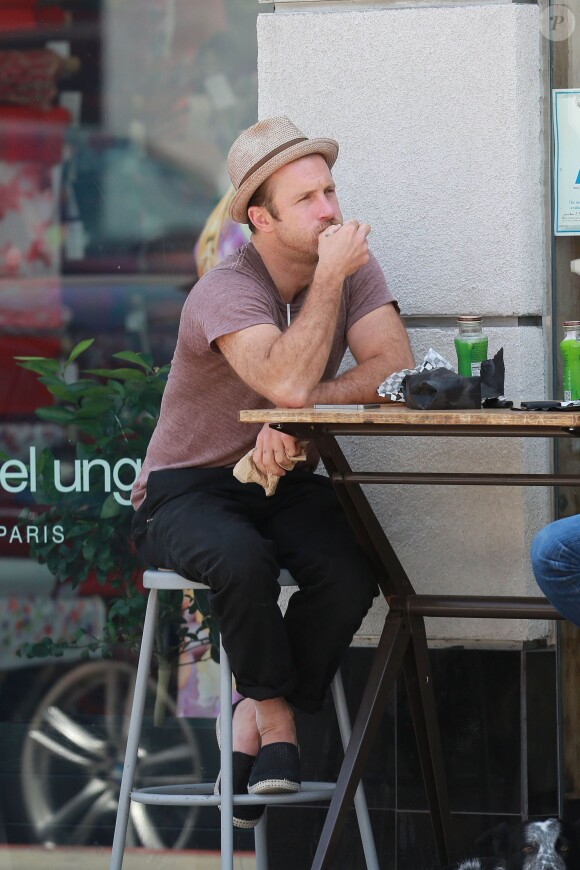 Exclusive - Scott Caan se rend à un déjeuner dans le quartier de West Hollywood, à Los Angeles. Le 8 mai 2014.