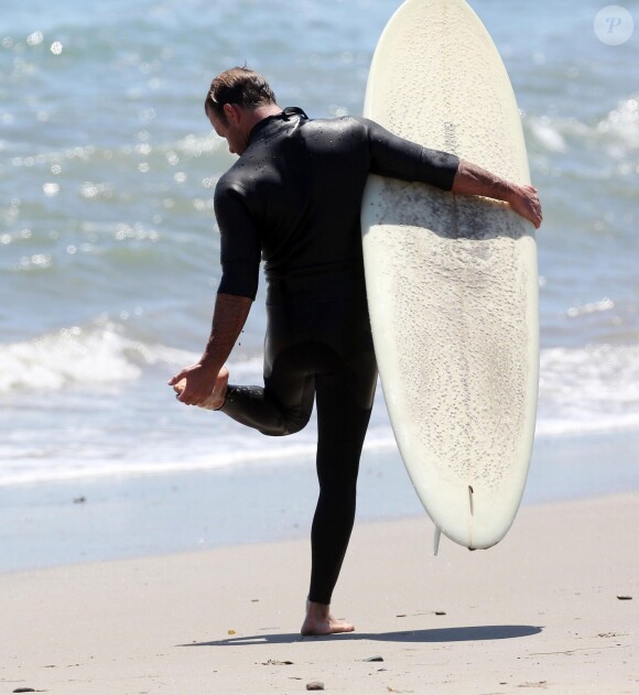 L'acteur Scott Caan fait du surf à Malibu, le 28 avril 2014.