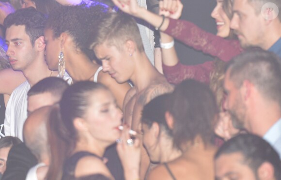 Justin Bieber, torse nu, a pris part au showcase de Rick Ross au Gotha Club de Cannes le 19 mai 2014.