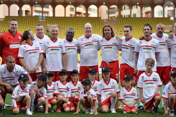 Le prince Albert de Monaco entouré de son équipe, parmi laquelle David Ginola et José Cobos, lors du World Stars Football Match entre la Star Team Monte Carlo et la F1 Driver Team, au stade Louis II de Monaco, le 20 mai 2014