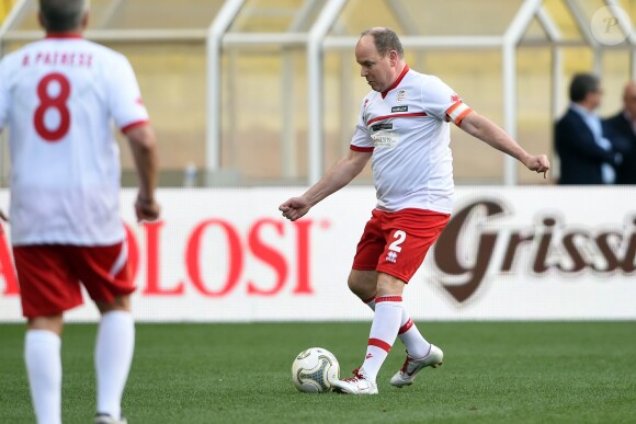 Le prince Albert de Monaco lors du World Stars Football Match entre la Star Team Monte Carlo et la F1 Driver Team, au stade Louis II de Monaco, le 20 mai 2014