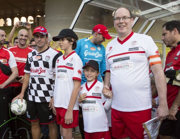 Fernando Alonso et le prince Albert de Monaco lors du World Stars Football Match entre la Star Team Monte Carlo et la F1 Driver Team, au stade Louis II de Monaco, le 20 mai 2014