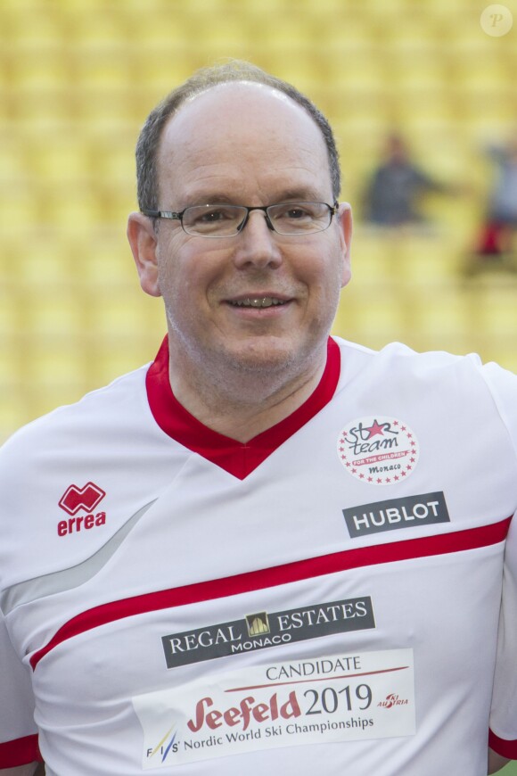 Le prince Albert de Monaco lors du World Stars Football Match entre la Star Team Monte Carlo et la F1 Driver Team, au stade Louis II de Monaco, le 20 mai 2014