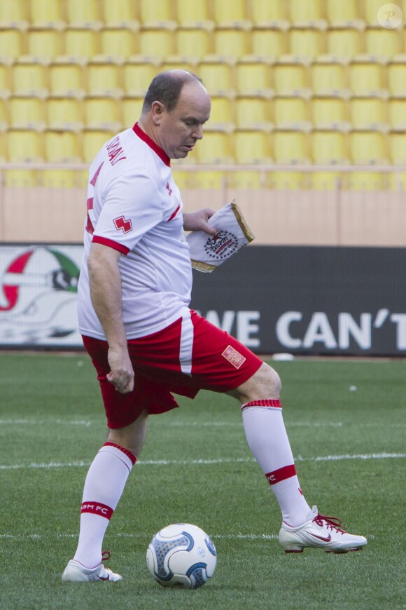 Le prince Albert de Monaco lors du World Stars Football Match entre la Star Team Monte Carlo et la F1 Driver Team, au stade Louis II de Monaco, le 20 mai 2014