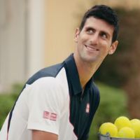 Novak Djokovic : Ridicule et prêt à tout pour prendre le volant