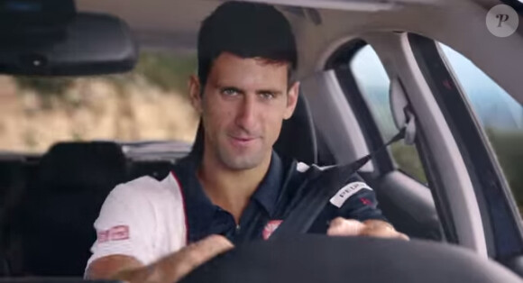 Novak Djokovic, au volant de sa voiture dans une pub pour Peugeot dont il est l'ambassadeur