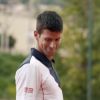 Novak Djokovic, sourire en coin après avoir une fois de plus envoyé une balle de tennis dans la nature, dans une pub pour Peugeot dont il est l'ambassadeur