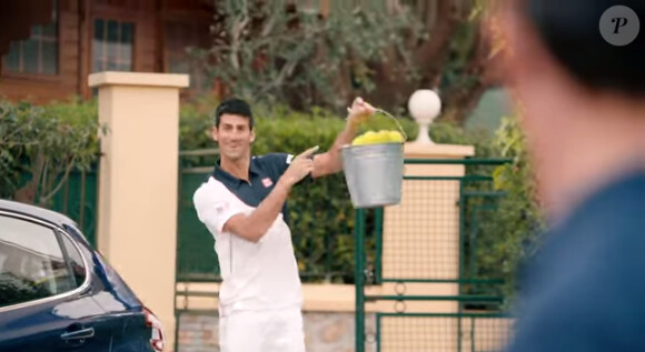 Novak Djokovic, tout heureux d'avoir récupérer un saut de balles, tout droit sorti du coffre de sa Peugeot dont il est l'ambassadeur