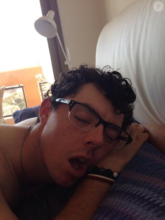 Rory McIlroy en train de dormir, une photo qui avait suscité des rumeurs de séparation entre les deux amoureux