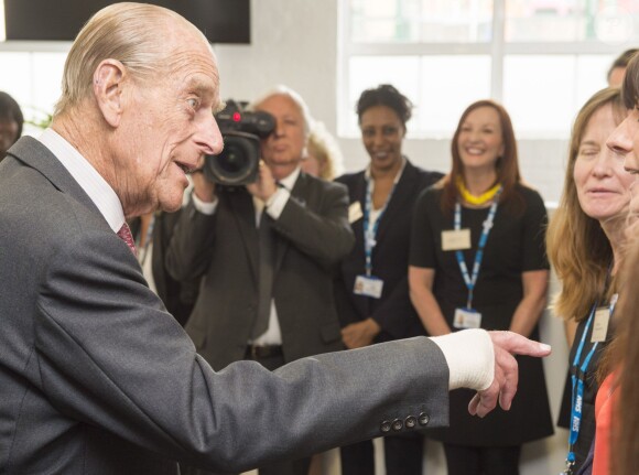 Le duc d'Edimbourg, époux de la reine Elizabeth II, en visite le 21 mai 2014 au Centre Margaret Pyke, à Londres. Le prince consort porte un bandage à la main droite, en raison d'une opération subie la veille à Buckingham Palace.