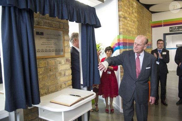 Le duc d'Edimbourg, mari de la reine Elizabeth II, en visite le 21 mai 2014 au Centre Margaret Pyke, à Londres. Le prince consort porte un bandage à la main droite, en raison d'une opération subie la veille à Buckingham Palace.