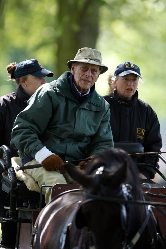 Le duc d'Edimbourg, époux de la reine Elizabeth II, en attelage le 15 mai 2014 au Royal Windsor Horse Show.