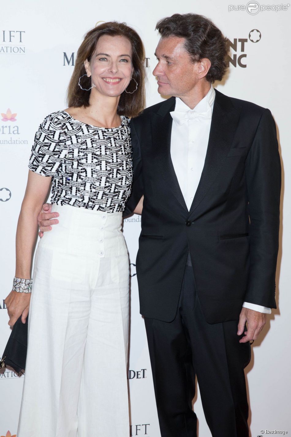  Carole Bouquet et son compagnon Philippe Sereys de Rothschild - Soir&amp;eacute;e &quot;Global Gift Gala&quot; &amp;agrave; l&#039;heure du Festival international du film de Cannes, le 16 mai 2014. 