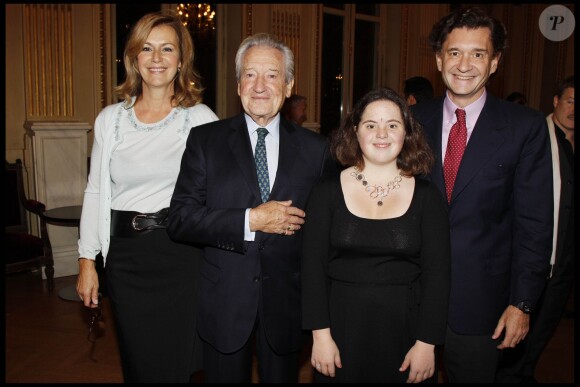 Jacques Sereys avec son fils Philippe de Sereys de Rothschild et sa petite-fille Léonore lors d'une cérémonie à la Comédie française le 7 novembre 2011