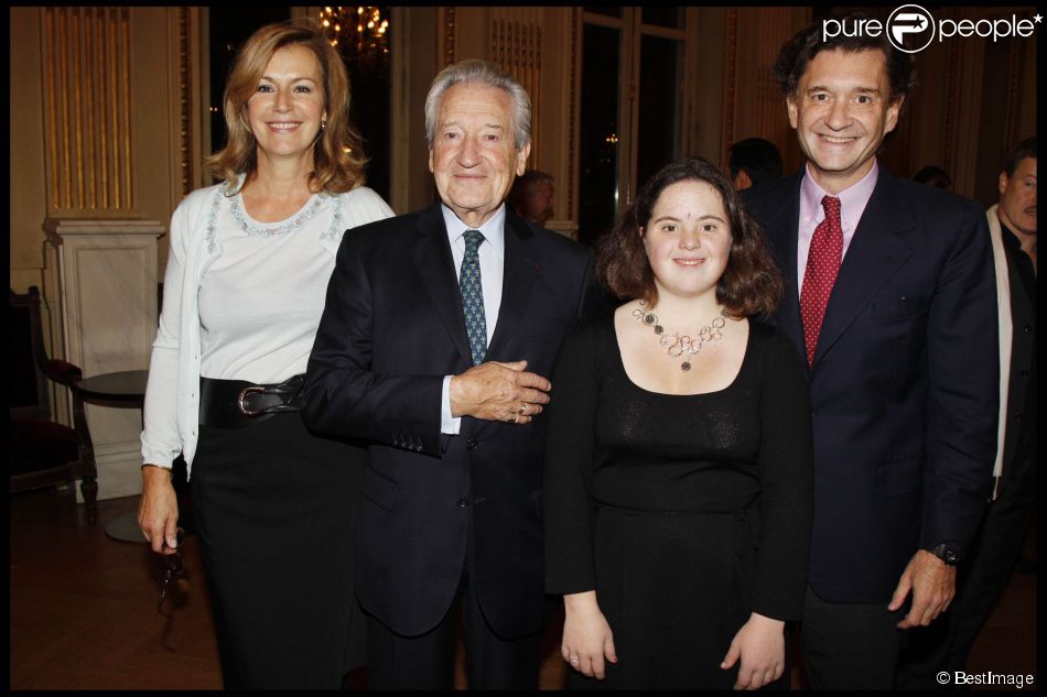  Jacques Sereys avec son fils Philippe de Sereys de Rothschild et sa petite-fille Léonore lors d&#039;une cérémonie à la Comédie française le 7 novembre 2011 
