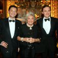  La baronne Philippine de Rothschild et ses fils Philippe et Julien lors du gala de l'Arop au palais Garnier &agrave; Paris le 8 d&eacute;cembre 2004 