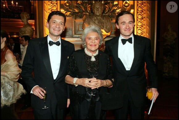 La baronne Philippine de Rothschild et ses fils Philippe et Julien lors du gala de l'Arop au palais Garnier à Paris le 8 décembre 2004