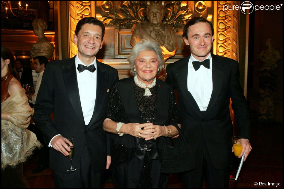  La baronne Philippine de Rothschild et ses fils Philippe et Julien lors du gala de l&#039;Arop au palais Garnier &amp;agrave; Paris le 8 d&amp;eacute;cembre 2004 