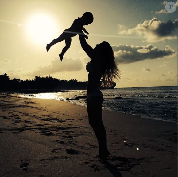 Marisa Miller en vacances à Hawaï, avec son fils Gavin (1 an). Mai 2014.