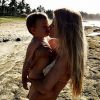 Marisa Miller et son fils Gavin (1 an) s'embrassent sur une plage d'Hawaï. Mai 2014.