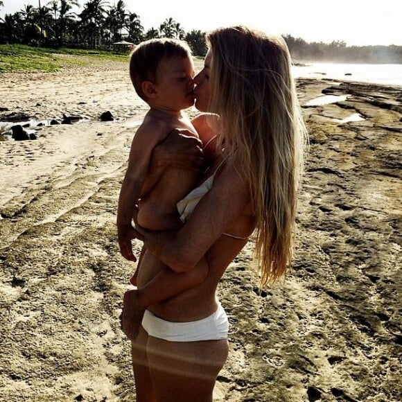 Marisa Miller et son fils Gavin (1 an) s'embrassent sur une plage d'Hawaï. Mai 2014.