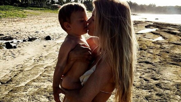 Marisa Miller : Vacances avec son fils Gavin, le mannequin rayonne