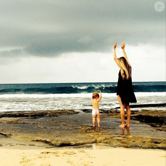 Marisa Miller et son fils Gavin, en vacances à Hawaï. Mai 2014.