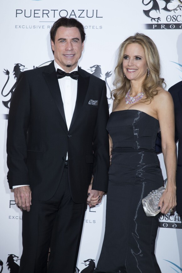 John Travolta et son épouse Kelly Preston - Photocall de la soirée "Puerto Azul Experience" lors du 67e festival de Cannes le 21 mai 2014.
