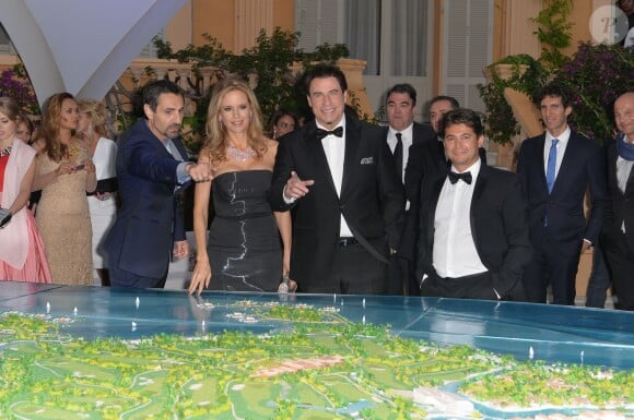 Domenico Giannini, John Travolta et sa femme Kelly Preston, Oscar Generale à la soirée "Puerto Azul Experience" lors du 67e festival de Cannes le 21 mai 2014.