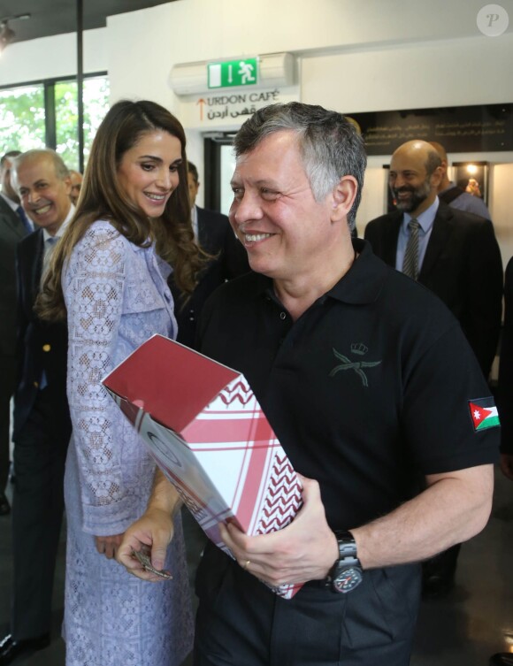 La reine Rania et le roi Abdullah II de Jordanie en visite à la boutique Urdon à Amman le 7 mai 2014