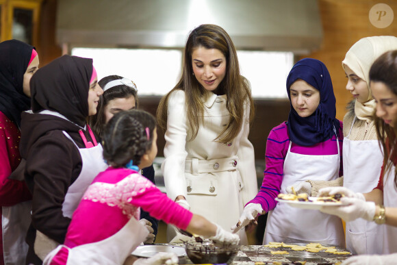 La reine Rania de Jordanie visite l'orphelinat Hamza Bin Abdul Muttalib Society à Amman, le 6 janvier 2014.