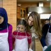 La reine Rania de Jordanie visite l'orphelinat Hamza Bin Abdul Muttalib Society à Amman, le 6 janvier 2014.