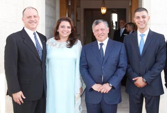 Le roi Abdullah II de Jordanie avec sa nièce la princesse Ayah, au bras de son père le prince Feisal, et son compagnon Mohammed Halawani. La cour royal hachémite a annoncé le 8 juin 2013 les fiançailles du jeune couple.