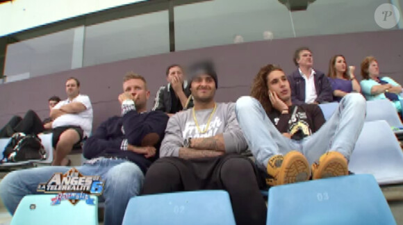 Thibault, Eddy et Benjamin supportent les deux Julien au stade (Les Anges de la télé-réalité 6 - épisode du vendredi 23 mai 2014.)